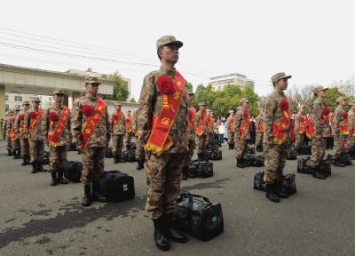 肩负亲人的嘱托和期望 房县30余新兵奔赴军营