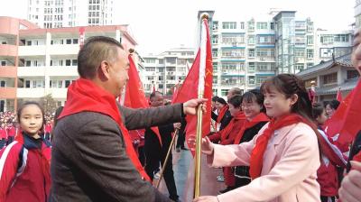 童心向党！房县实验小学举行中国少先队“授旗、授章”暨“雷锋月”教育活动