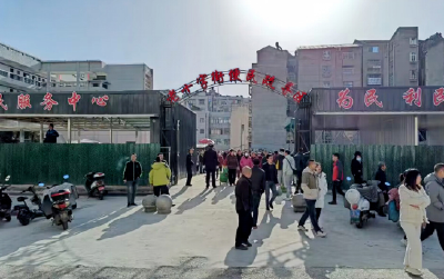 房县城管：规范流动摊贩经营秩序  提升市场管理水平