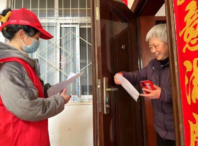 “红马甲”率先行动 开展“学雷锋”活动