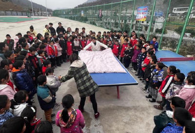 万峪中心小学：养成好习惯从叠好一床被子开始