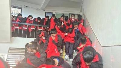 提升技能 珍惜生命——军店初中开展消防疏散演练活动