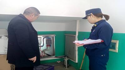 城关镇中心学校：与多部门联合开展“三个专项治理”活动