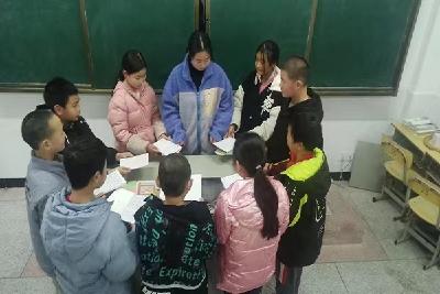 九道乡八里小学：别样三八感人心
