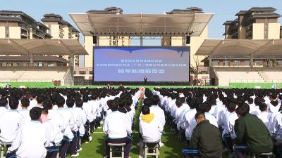 房县一中杰出校友回母校开展宣讲活动