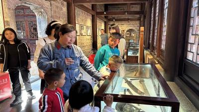 房县行政审批局组织青少年学习红色文化 汲取奋进力量