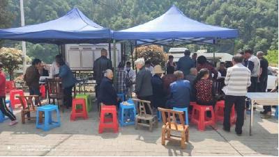 送医下村暖民心 爱心义诊传真情