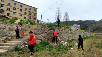 县政法委驻村工作队开展清洁家园大扫除活动