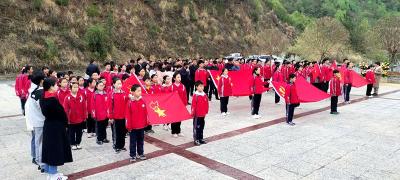 尹吉甫镇开展“清明节祭英烈”活动