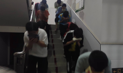 上龛学校:民警进校园开展夜间消防演练