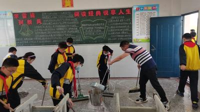 房县东城小学：开展“小手拉大手 创建文明城——靓洁校园”活动