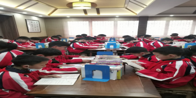 实验小学开展“以书香为伴、与祖国同行”读书月活动