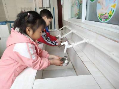 房县土城镇中心幼儿园:生活即教育、劳动促成