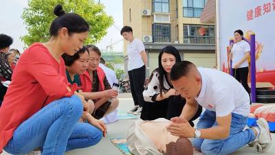 县红十字会开展急救知识和健康义诊进社区活动