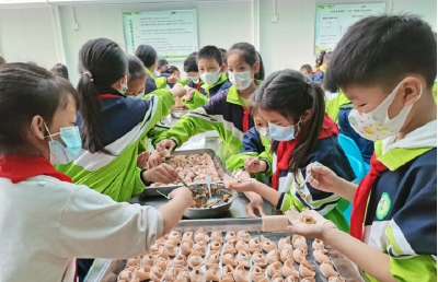 城关镇白土小学：“巧手包饺子 劳动最光荣”实践活动让学生体验劳动的快乐