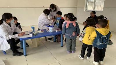 呵护健康关爱成长——中坝乡中心幼儿园开展幼儿健康体检活动