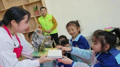 房县嘉卉幼儿园：携手小区举办母亲节主题活动