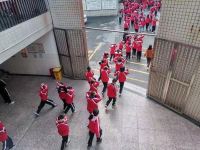演练有方，临“震”不乱——县实验小学开展防震减灾安全疏散演练