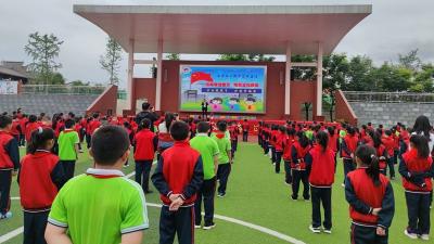 房县天明小学：举行防范非法集资集中宣传教育
