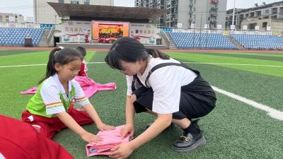 房县东城小学：巧叠雨衣促成长 劳动实践提技能