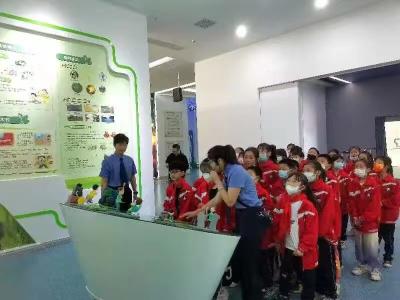城关镇炳公小学组织学生参观青少年法制教育关爱基地
