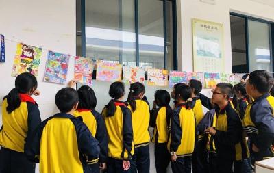 房县东城小学心理健康月开展心理海报绘画展评活动