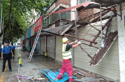 房县城管：快速出动拆除“危险”招牌            守护市民“头顶”上的安全