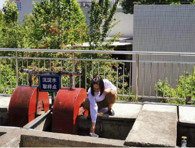 护航高考：房县鑫茂水利发展集团加强考点水质检测