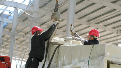 湖北能发集团天为铝型材项目2000T挤压机落地安装，“拼”出项目建设新速度