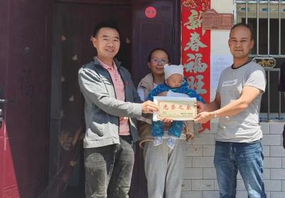 回龙乡：小小光荣牌 正步人生路