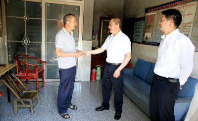 高明哲走访慰问党员并致“七一”节日问候