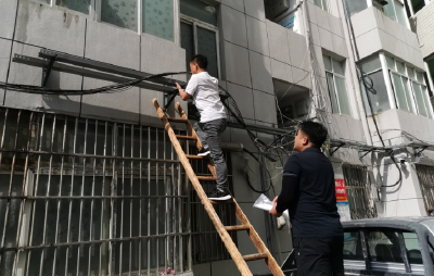 县公检中心：“飞线”治理让小区“无线”美丽