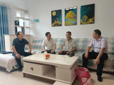 彭茂盛深入姚坪乡看望慰问基层党员