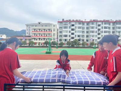 巧手叠被子劳动中成长  ——房县城关四中开展叠被子劳动技能比赛