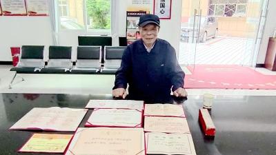 房县退役老兵捐赠红色物件让红色精神薪火相传