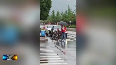 房县两名“志愿者”帮助轮椅老人过马路获网友点赞