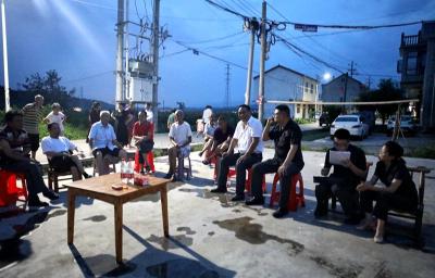 房县法院：户院会上围桌解纷 法官夜谈乡风文明