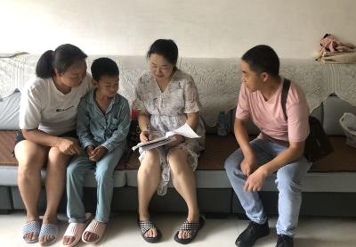 房县东城小学：党员教师进社区 爱心辅导暖人心