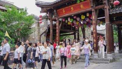 房县西关印象景区：千人旅游团接踵而至 感受诗和远方