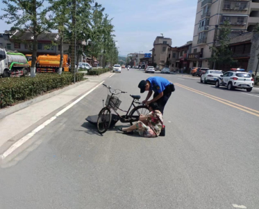 暖心城管扶起摔倒老人