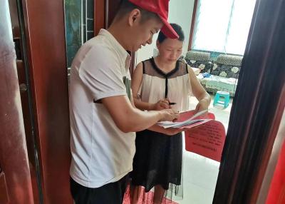 房县医疗保障局：将“绿色低碳文明”出行倡议书送到居民家中