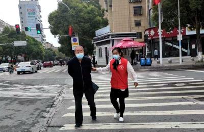 房县供销社开展文明交通劝导志愿服务活动