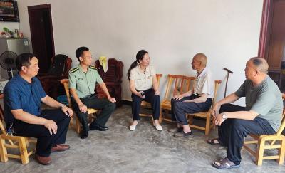 青峰镇：“八一”慰问暖人心 浓浓关怀显真情