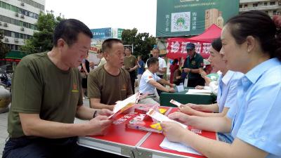 房县退役军人事务局：“八一”双拥活动送关怀 情暖退役军人心