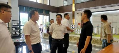 华容区考察组来房考察交流城镇化工作