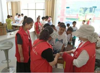 关爱驻村青少年，呵护健康成长—县卫校开展关心、关爱青少年活动