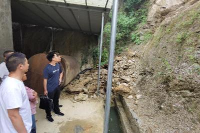 县审计局驻村工作队：坚守岗位  切实保障群众安全