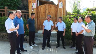 刘学勤来房调研特色水果产业发展情况