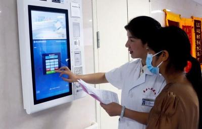 房县人民医院：“一站式”服务“让患者少跑路”