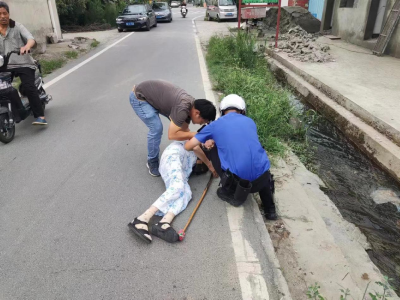 白发老人晕倒路旁 暖心城管及时出手相救